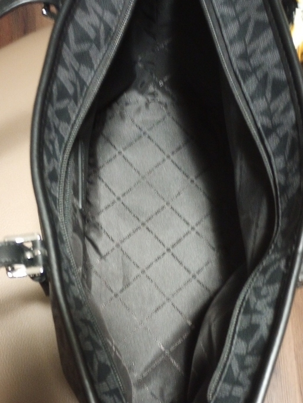 New Michael Kors Signature Tote - Picture 14 of 16